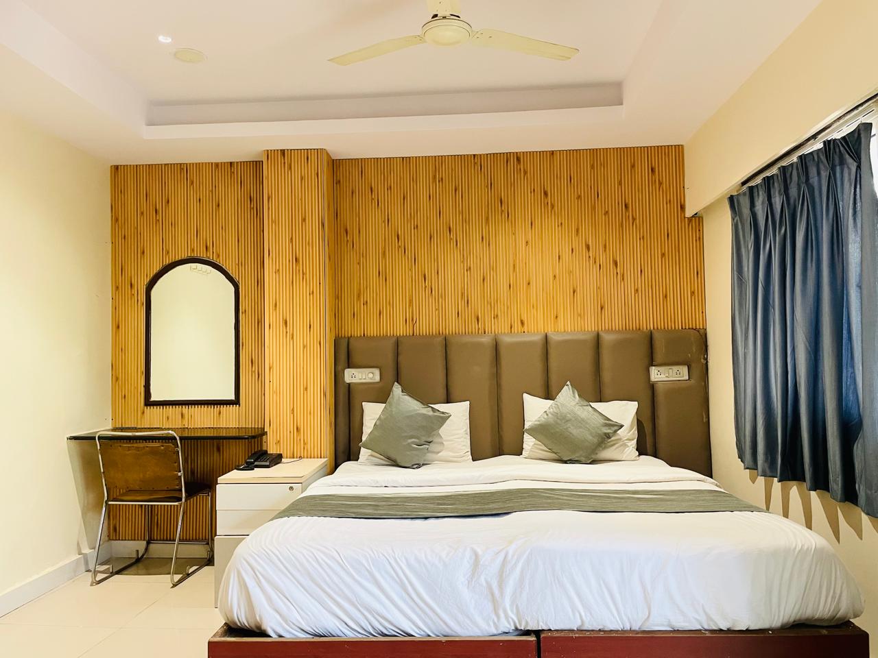 family-friendly pure veg hotel Lakdikapul Hyderabad